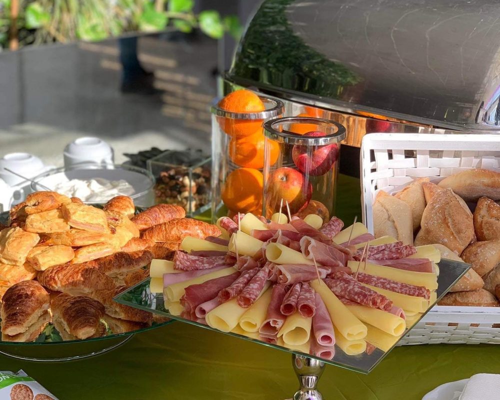 Sala Abidis II: Decoração Premium para Banquetes e Copos de Água