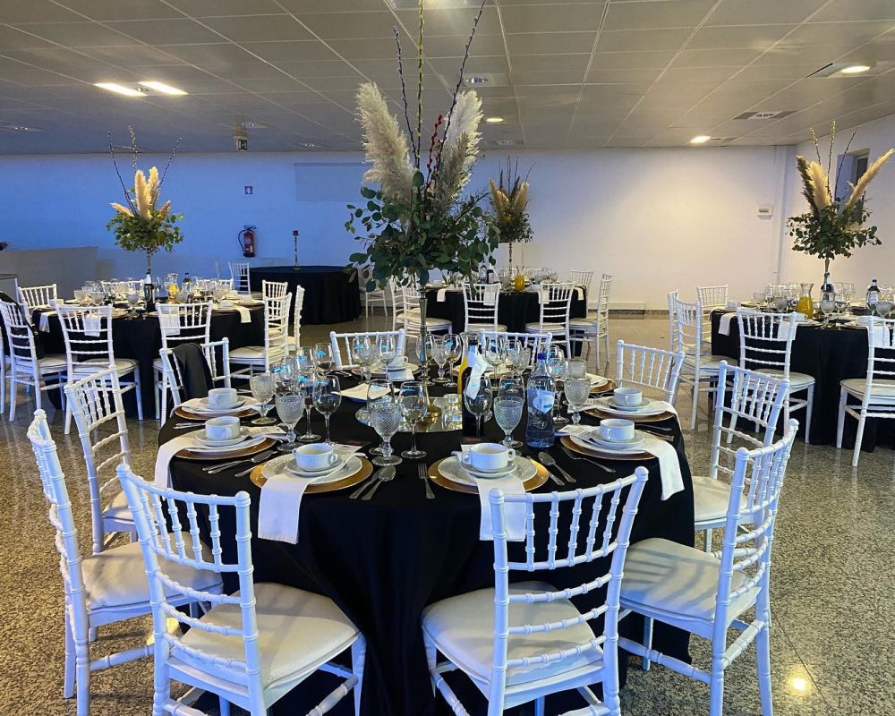 Jantares de Gala: Sala Abidis II Decorada com Iluminação Cénica Suspensa