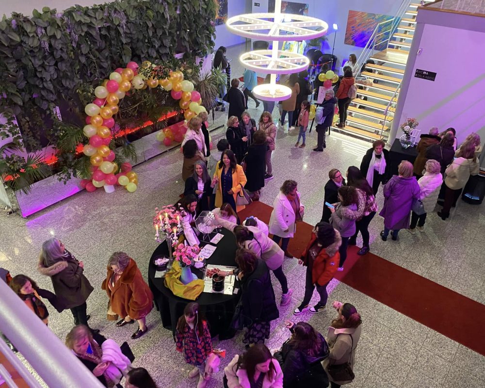Mezanino: Ambiente Moderno Otimizado para Workshops e Formações